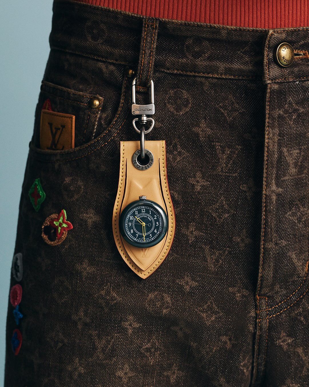 Louis Vuitton — подвес на коричневых брюках