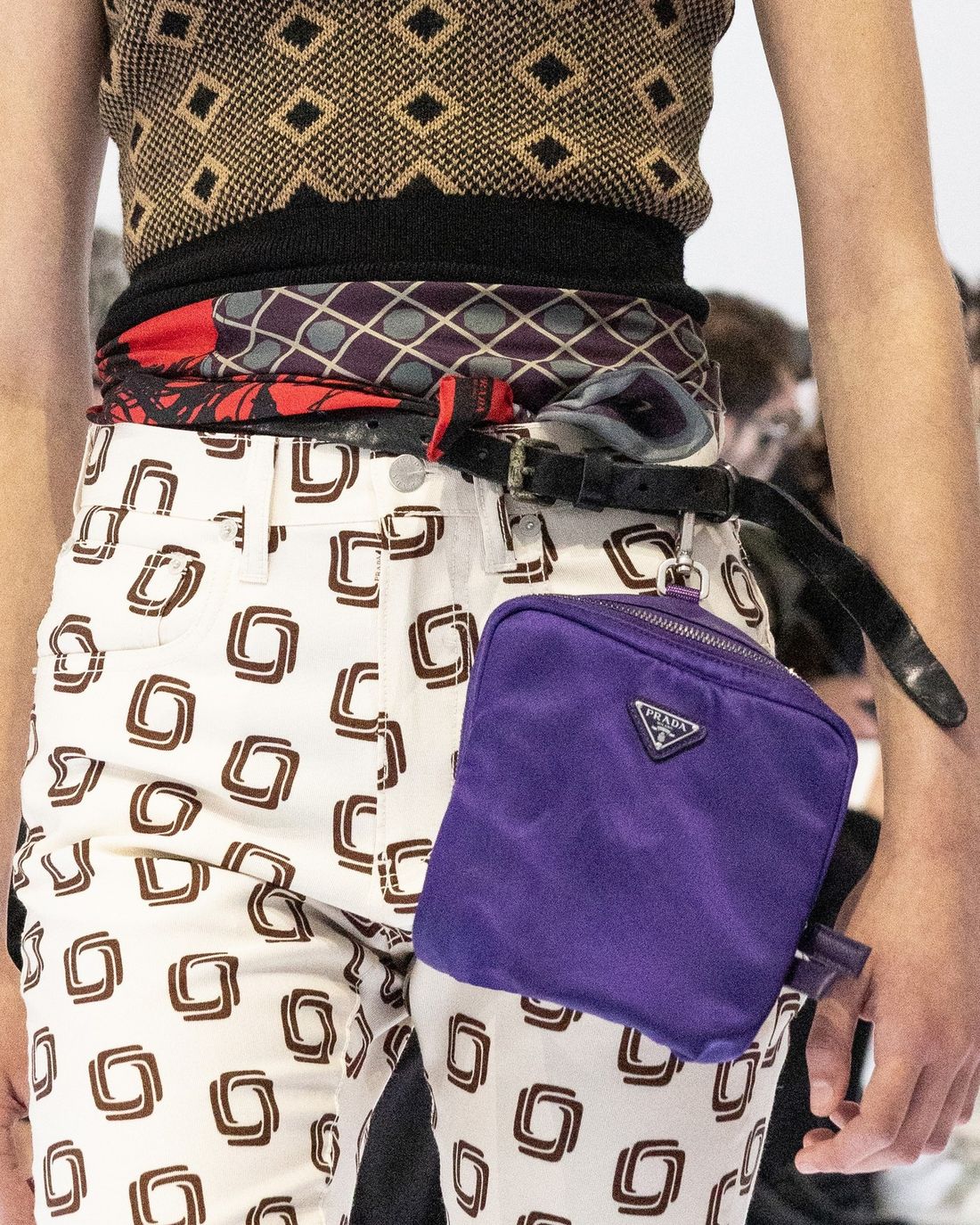 Prada — фиолетовая сумка крупным планом