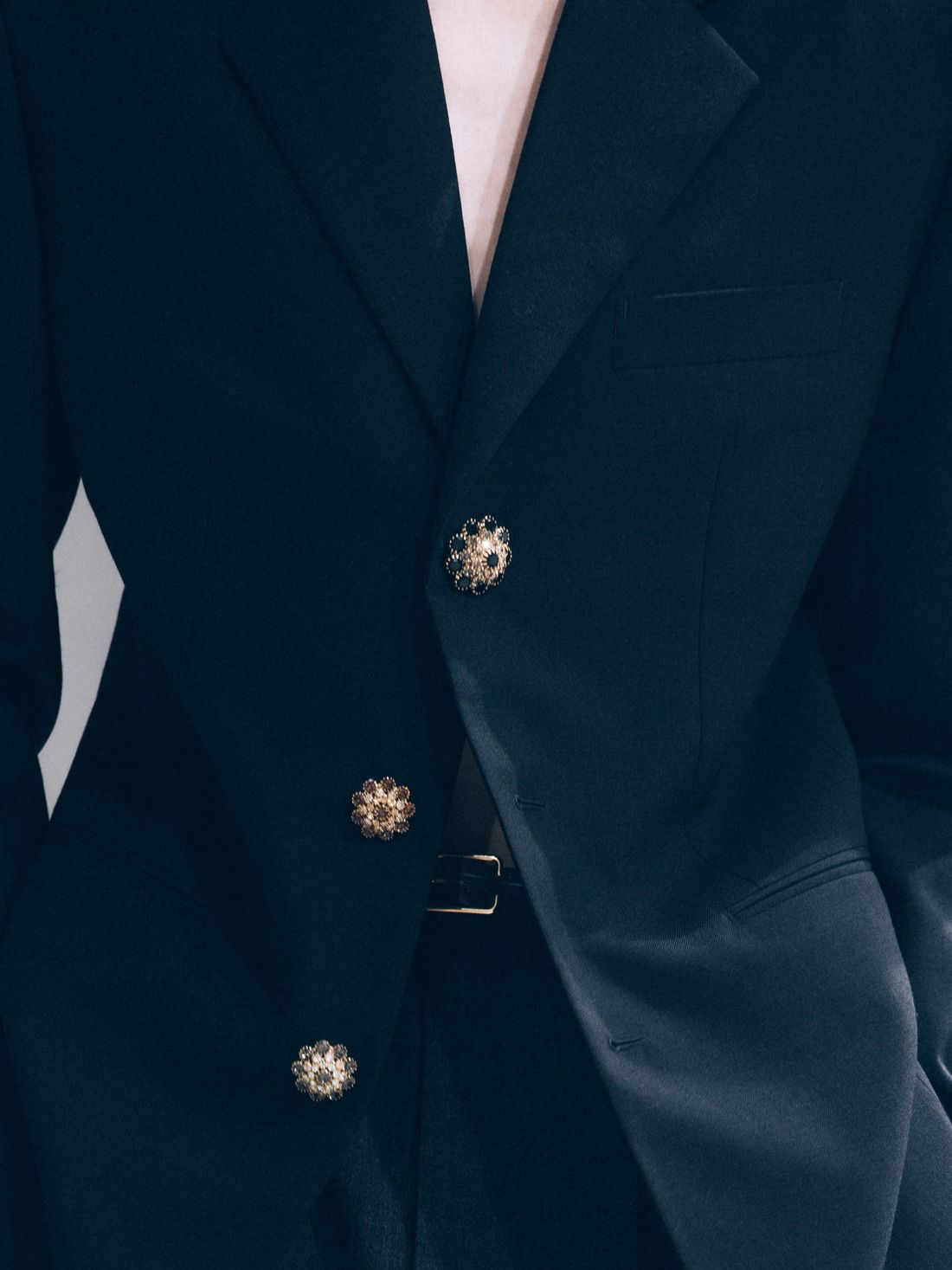 Saint Laurent — массивные акцентные пуговицы на пиджаке